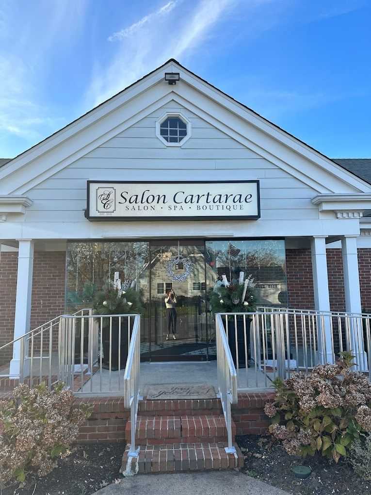 Salon Cartarae entrance with seasonal decorations and clear signage.